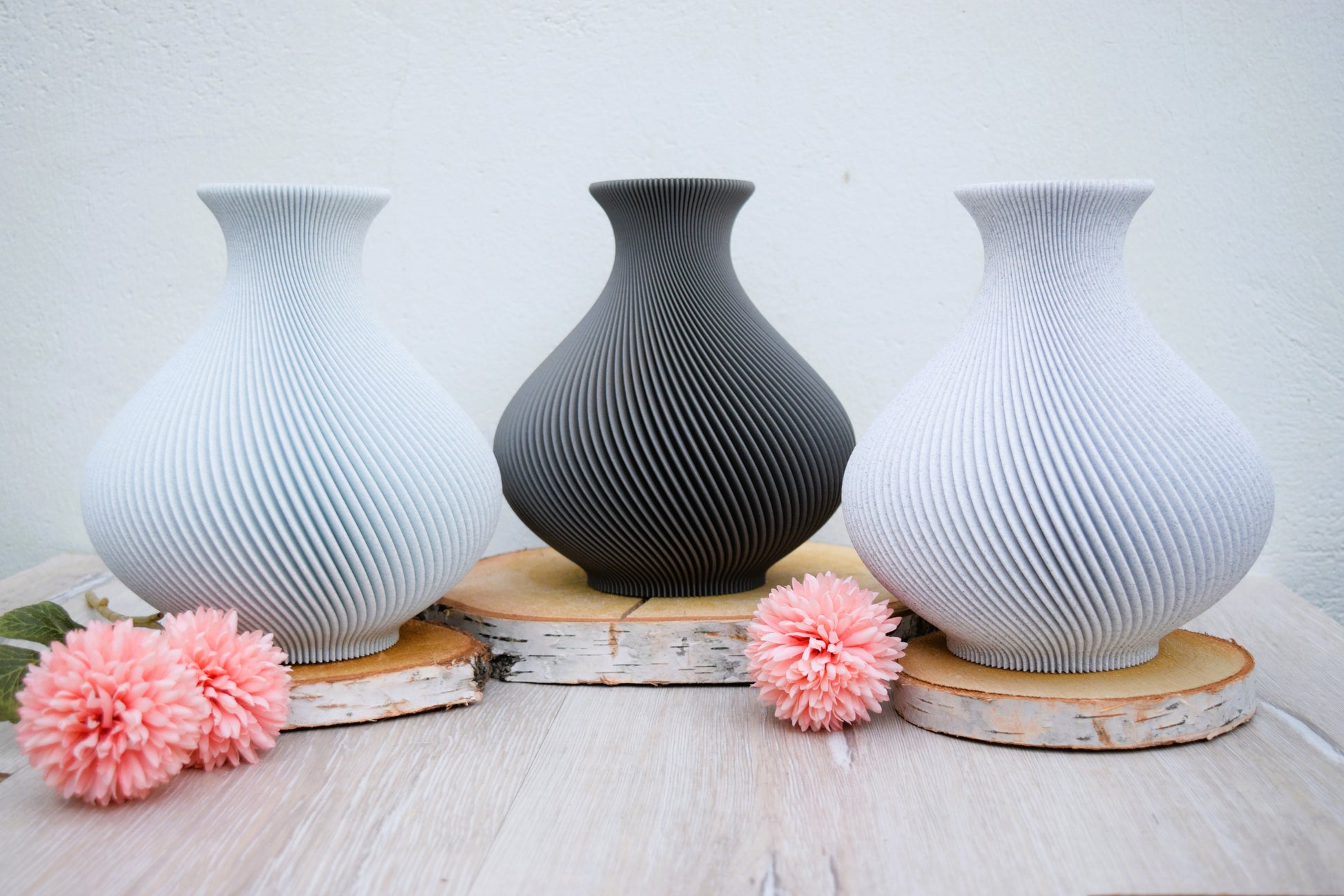 Dekorative 3D-gedruckte Vasen mit geschwungener  Form und spiralförmiger  und organischer Oberflächenstruktur.

in den drei Farben Waldgrüner Marmor, Aschbeton und Oreo Marmor.

Für echt Blumen oder Trockenblumen geeignet.

