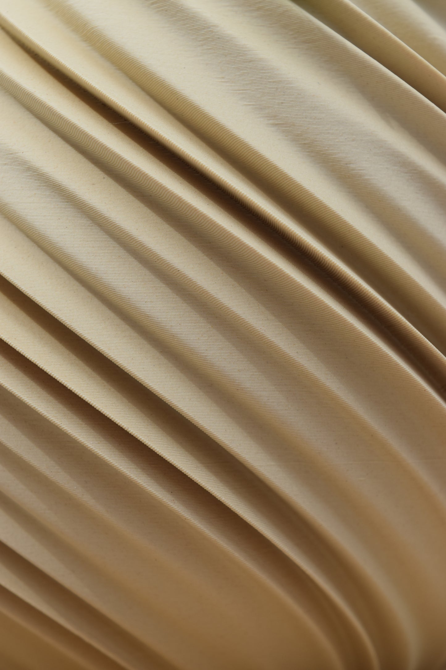 Detailaufnahme einer 3D-gedruckten Oberfläche in einem neutralem beige (Weißeiche). Die geschwungenen und spiralförmigen  Rillen verlaufen diagonal über das Bild und erzeugen eine fließende, organische Struktur.